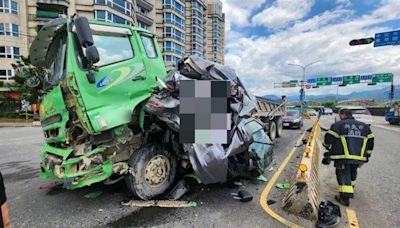 新北中安橋上下橋處砂石車撞汽車 駕駛命大僅輕傷 驚悚畫面曝光