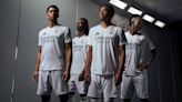 El Real Madrid presenta su nueva camiseta y estrena tienda en el Bernabéu