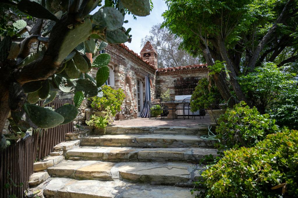 West Hills estate of Hollywood silent movie star Francis Lederer is for sale