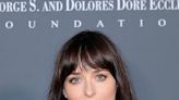 Dakota Johnson Joked About The Cannibalism Allegations Against Armie Hammer A Year After She Faced Intense Backlash For...