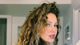 Thalía presume su cabello al natural: "Me hace sentir en casa"