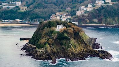 La isla del País Vasco que tiene una playa que aparece y desaparece