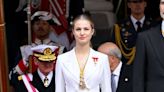 La princesa Leonor con traje blanco rinde homenaje a sus padres en la jura de la Constitución