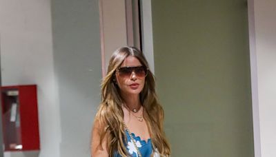 Sofía Vergara confirma que los vestidos midi de flores sí se llevan con tenis de plataforma