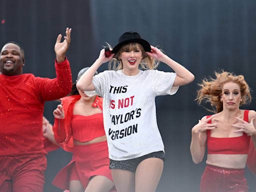 Taylor Swift’s Sweetest ‘22’ Hat Moments on ‘The Eras Tour’