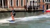 白目遊客在威尼斯大運河上衝浪！ 市長大罵「兩個蠢蛋」祭懸賞