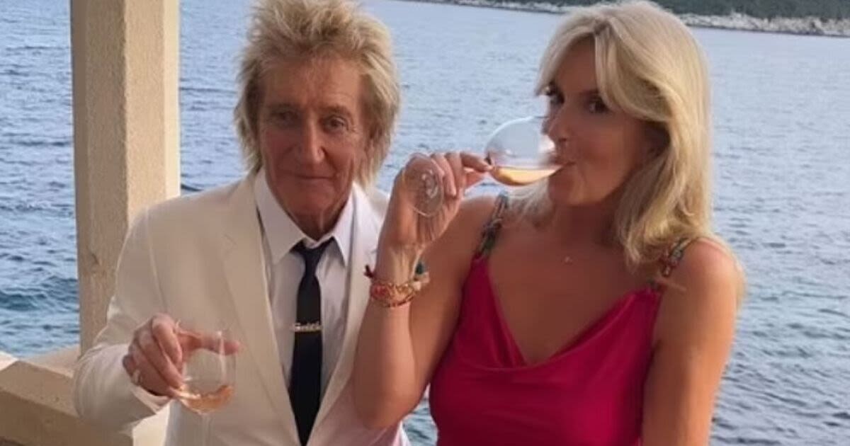 Rod Stewart shares rare snap of huge blended family with all eight kids