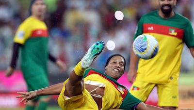 Los golazos de Ronaldinho y D'Alessandro en un partido benéfico en el Maracaná