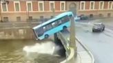 Video: Varios muertos tras caída de bus a río en Rusia | Teletica