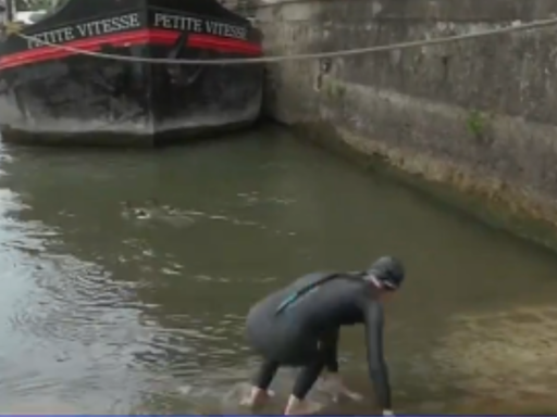 JO 2024 : frayeur pour Amélie Oudéa-Castéra. Sa baignade dans la Seine ne s’est pas passée comme prévu ! (VIDEO)