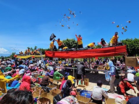 琉球迎王祭王船進水 灑3千斤平安糖祈福