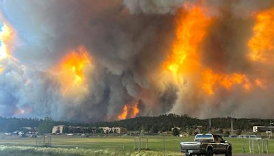 Incendio forestal pone en alerta a Nuevo México: Evacúan a 7 mil personas ante rápido avance