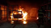 Incendio intencional de un auto y una moto en barrio Belgrano