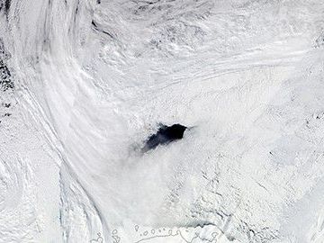 Antarctic ice hole the size of Switzerland keeps cracking open. Now scientists finally know why.