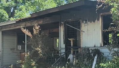 Vecinos rescatan a un hombre de un incendio en su casa en Austin