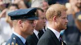 Lo que no consiguió la muerte del duque de Edimburgo: Harry, sin permiso para llevar uniforme, camina junto a su hermano Guillermo