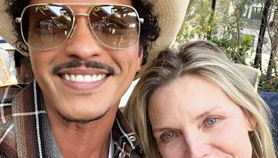 Michelle Pfeiffer Takes Selfie with Bruno Mars After ‘Uptown Funk’ Lyrics Namecheck Her: ‘Look Who I Ran Into’