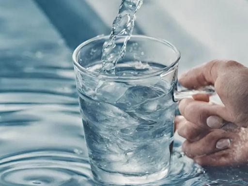 Qué tan benéfico es tomar agua alcalina: verdad o mercadotecnia