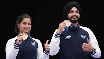 Sarabjot Singh's father celebrates son's Olympic win by serving langar at Gurdwara
