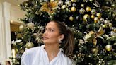 La combinación navideña de Jennifer Lopez que gustaría a las 'royals': camisa blanca y brillos