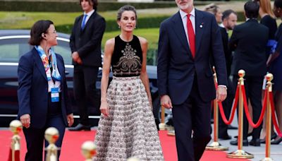 La Reina Letizia luce su mejor estilismo hasta la fecha en París