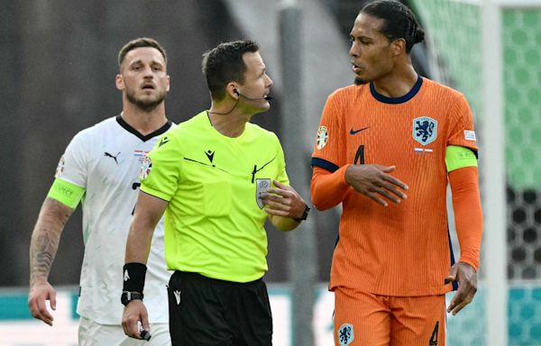 Ronald de Boer says Manchester United ‘monster’ was better than Virgil van Dijk