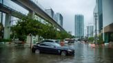 ¿Estos autos pueden flotar? Videos de calles inundadas y vehículos bajo agua por tormenta en Miami