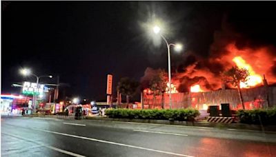 台南300坪五金百貨倉庫驚傳大火 爆炸聲四起消防隊全力灌救中