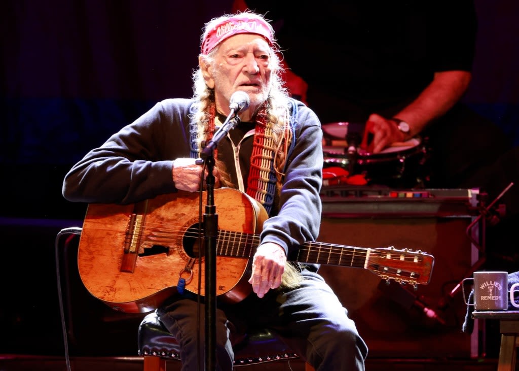 Review: Willie Nelson, Bob Dylan provide stellar night at San Diego concert