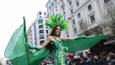 Gaiteros de toda España desfilan por la Gran Vía madrileña para celebrar San Patricio