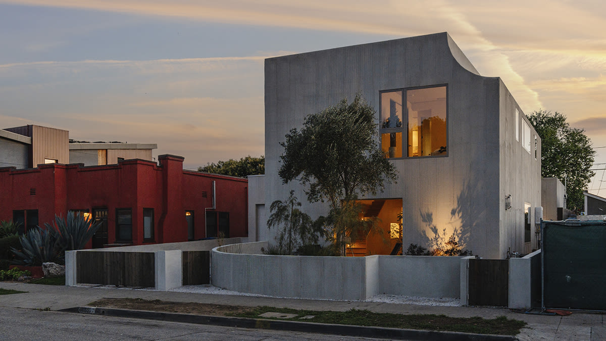 This Modern L.A. Mansion Has a Separate Guest Apartment in the Backyard