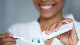 Higienista dental aconseja “dejar de gastar tanto dinero” en pasta de dientes porque "son todas iguales"