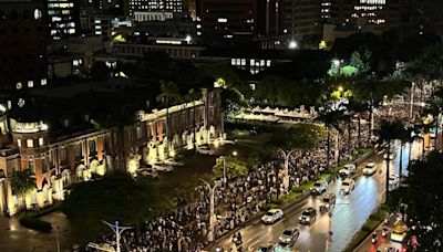 台立法院夜審國會改革法案 3萬群眾場外包圍抗議黑箱作業