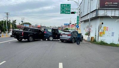 賓士皮卡一連撞4車 台88線進潮州路口上班尖峰一度回堵