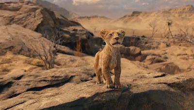 Mufasa: Il Re Leone, Barry Jenkins spiega perché il film è un prequel...ma anche un sequel!