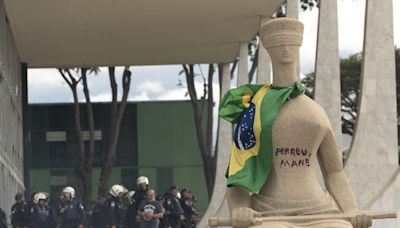 8 de Janeiro: PGR denuncia mulher que pichou ‘perdeu, mané’ em estátua do STF