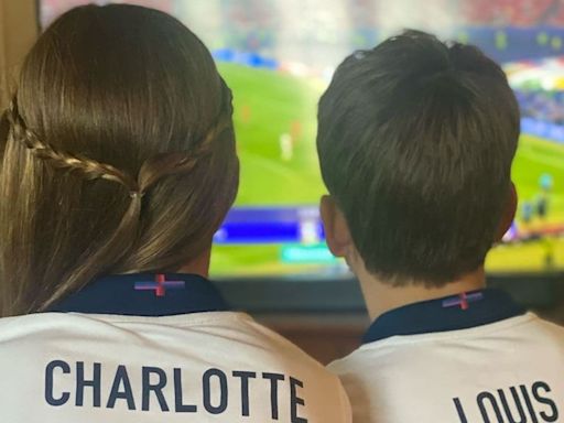 Charlotte y Louis vieron la final de la Eurocopa desde casa perfectamente equipados