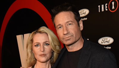 Gillian Anderson Finally Explained Her Iconic Emmys Moment With David Duchovny & Fans Can’t Get Enough