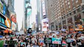青鳥行動登紐約時報廣場 500名台灣人及國際友人共同聲援