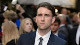 Matthew Lewis arremete contra una aerolínea por expulsarle del avión