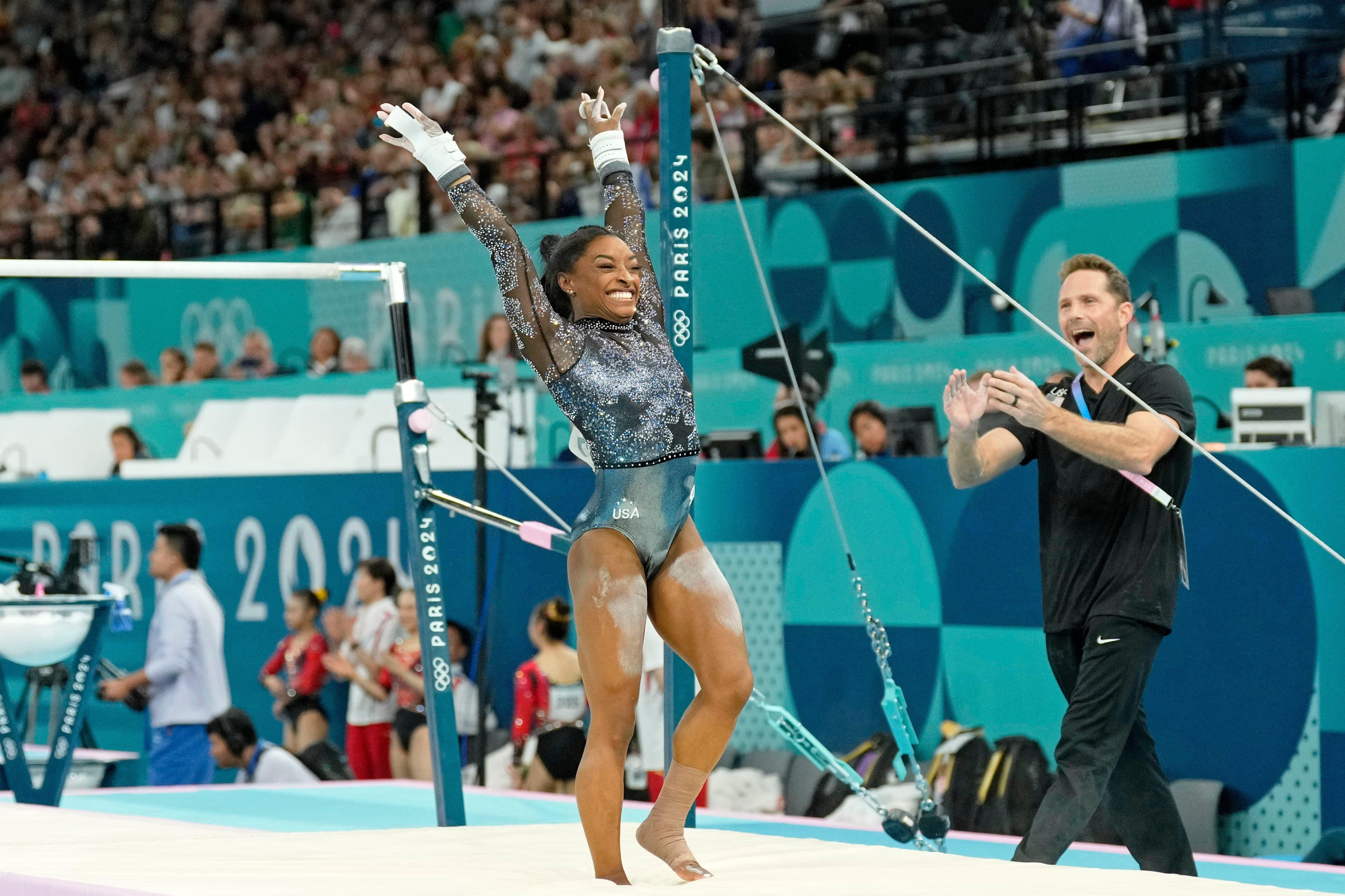 Olympic gymnastics women's recap: Simone Biles puts on a show despite tweaking left calf