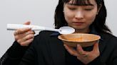 減鹽飲食也美味！日本推電子湯匙 四段式切換「鹹感」