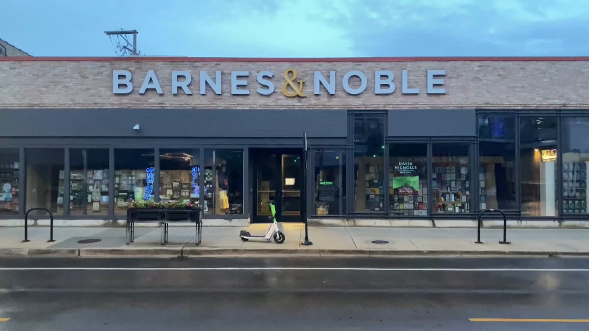 Barnes & Noble opens new bookstore in Lincoln Park