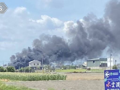 黑煙龍捲竄天！雲林板模場大火燒1百平方公尺 化學車出動