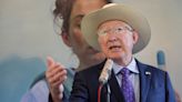 Ken Salazar modera la posición de Estados Unidos sobre la reforma al Poder Judicial: “Es decisión de los mexicanos”