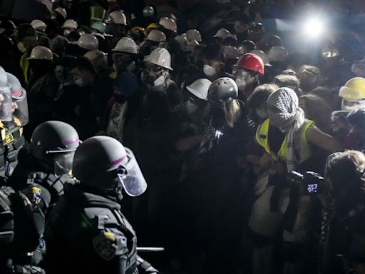 Estudiantes de la Universidad de California dicen que la institución no los protegió de la Policía en desalojo