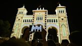 Sevilla enciende las 220.000 bombillas de su Feria para vivir más de una semana de fiesta