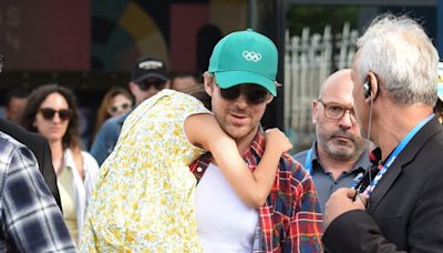 Ryan Gosling y Eva Mendes aparecen juntos en público por primera vez en una década, acompañados de sus hijas