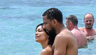 ¡Rosario Dawson y su novio derrochan pasión en la playa! ¡Míralos!