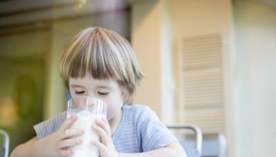 Should You Give Your Kids Whole, 2%, or Lower-Fat Milk?